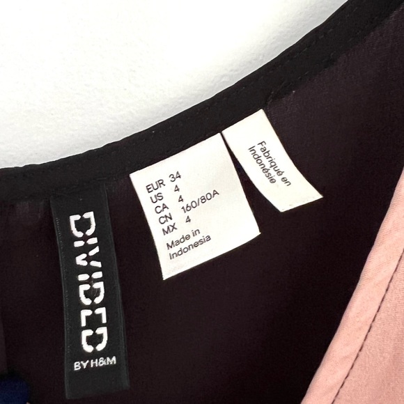 H&M Short Sleeve Blouse with Button Up Back Detail - Picture 4 of 4